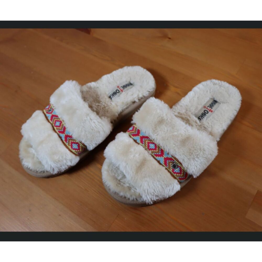Minnetonka Women's Cream Faux Fur Moccasin Slippers Embroidered 9M